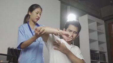 Kadın doktor erkek hastadan kollarında ve bacaklarında kas ağrısıyla fizik tedavi yapmasını istedi. Kadın doktor erkek yumurtanın bakımına yardım etti..