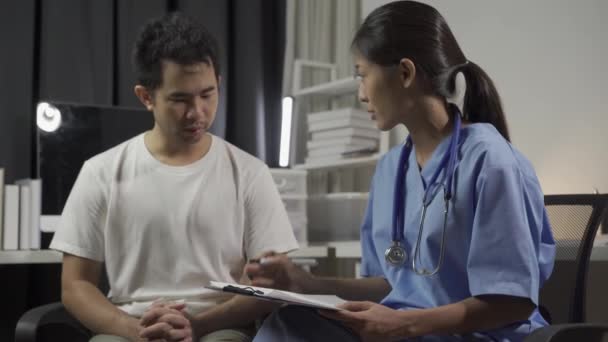 환자는 병원에서 건강과 의학을 논의하는 아시아 의사를 — 비디오