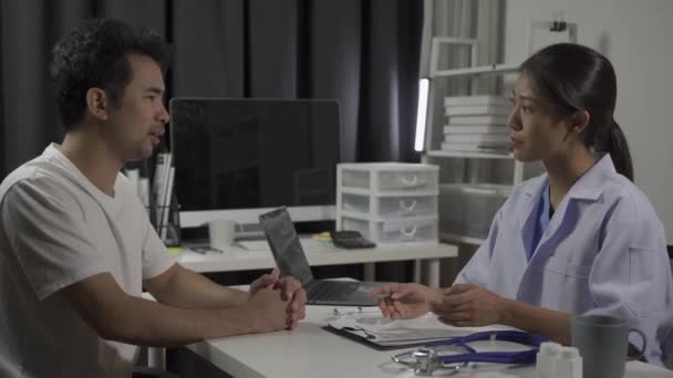 Manliga Patienten Besöker Asiatiska Kvinnliga Läkare Diskuterar Hälsa Och Medicin — Stockvideo