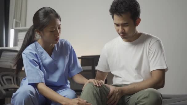 Médica Pediu Paciente Sexo Masculino Para Fazer Fisioterapia Com Dor — Vídeo de Stock