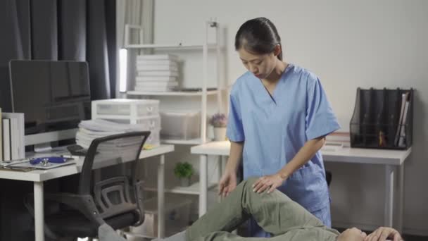 Lekarz Poprosił Pacjenta Fizykoterapię Bólem Mięśni Rąk Nóg Kobieta Lekarz — Wideo stockowe