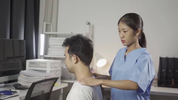 Γυναίκα Γιατρός Ζήτησε Από Τον Άνδρα Ασθενή Κάνει Φυσιοθεραπεία Μυϊκό — Αρχείο Βίντεο