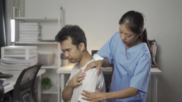 Vrouwelijke Arts Vroeg Mannelijke Patiënt Fysiotherapie Doen Met Spierpijn Armen — Stockvideo