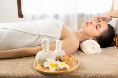 Güzel Asyalı kadın spa ortamında masaj yaptırıyor aroma terapisi güzellik tedavi spa hizmeti sunuyor genç kadın yatakta yatıyor