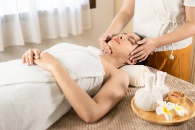 Güzel Asyalı kadın spa ortamında masaj yaptırıyor aroma terapisi güzellik tedavi spa hizmeti sunuyor genç kadın yatakta yatıyor
