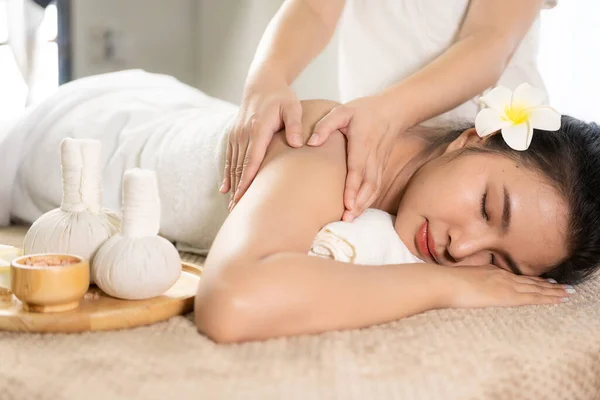 Vacker Asiatisk Kvinna Att Avkopplande Massage Spa Miljö Arom Terapi — Stockfoto