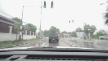 Tayland 'da yağmurlu bir yolda araba sürerken çekilen 4K video görüntüsü, Chiang Mai