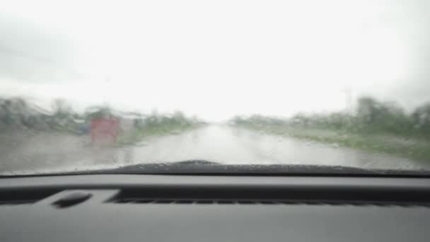 Wideo Nakręcone Samochodu Jadącego Deszczowej Drodze Ciągu Dnia Tajlandii Chiang — Wideo stockowe
