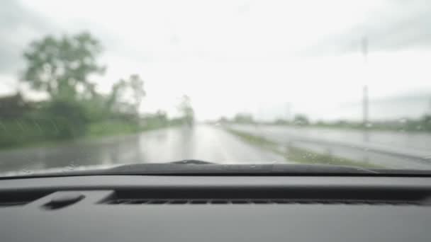 Βίντεο Από Ένα Αυτοκίνητο Που Οδηγεί Ένα Βροχερό Δρόμο Κατά — Αρχείο Βίντεο