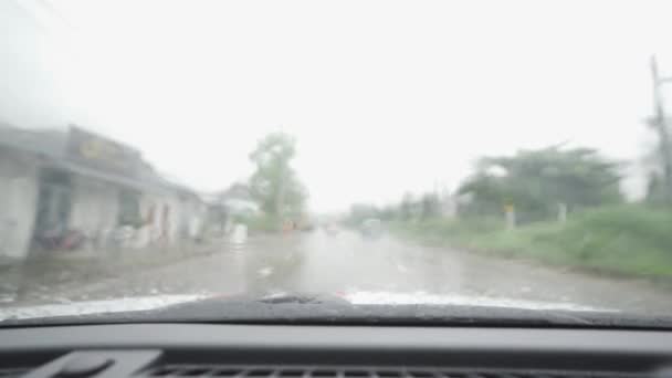 Wideo Nakręcone Samochodu Jadącego Deszczowej Drodze Ciągu Dnia Tajlandii Chiang — Wideo stockowe