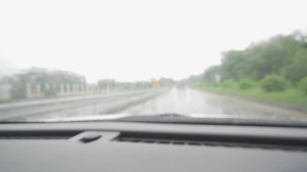 Vidéo Prise Depuis Une Voiture Conduisant Sur Une Route Pluvieuse — Video