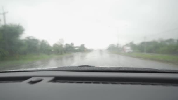 Βίντεο Από Ένα Αυτοκίνητο Που Οδηγεί Ένα Βροχερό Δρόμο Κατά — Αρχείο Βίντεο
