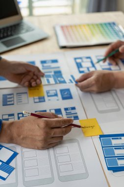 Web ux ui tasarım ekibi akıllı telefon ön ekran özelleştirmek için kod ve katmanlar yazıyor. Önizlemeli mobil cevap veren web siteleri geliştirmek için. dikey resim