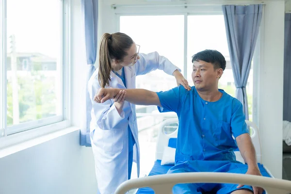 Lekarz Prowadzący Fizjoterapię Rozciągającą Męskie Ramię Lekarz Prowadzący Leczenie Osteoporozy — Zdjęcie stockowe