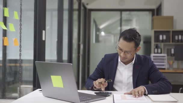 Sorrindo Asiático Masculino Contador Trabalhando Mesa Calculando Anual Financeiro Papelada — Vídeo de Stock