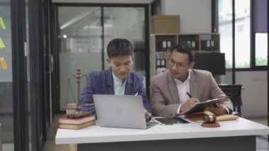 Hukuki durumu açıklayan iki Asyalı erkek avukatla görüşmek, B2B röportajında çalışan Asyalı bir adam, ağ ya da hukuk firması anlaşması. telif hakkı ihlali