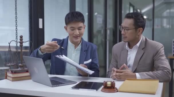 Treffen Zweier Asiatischer Männlicher Anwälte Die Die Rechtliche Situation Erläutern — Stockvideo