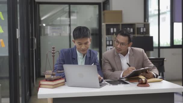 Встреча Двух Азиатских Адвокатов Мужчин Объясняющих Правовую Ситуацию Азиатского Мужчину — стоковое видео