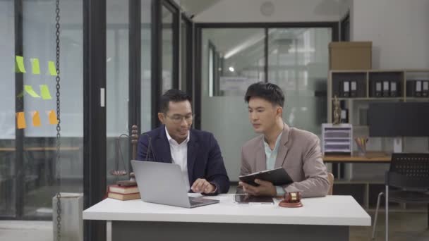 Reunión Dos Abogados Masculinos Asiáticos Que Explican Situación Legal Hombre — Vídeos de Stock