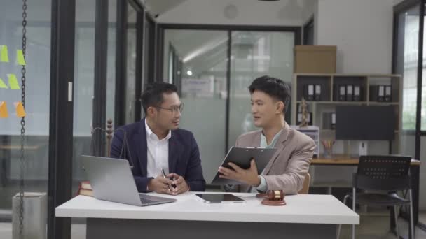 Встреча Двух Азиатских Адвокатов Мужчин Объясняющих Правовую Ситуацию Азиатского Мужчину — стоковое видео