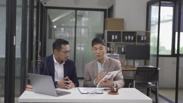 Spotkanie Dwóch Azjatyckich Prawników Wyjaśniających Sytuację Prawną Azjata Pracującego Wywiadzie — Wideo stockowe