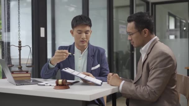 아시아의 사업가 아래로 스트레스 변호사에 컨설팅 변호사는 회의하고 자신의 고객을 — 비디오