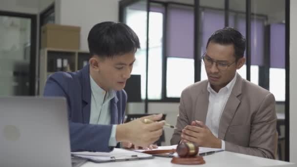 Азіатський Бізнесмен Відчуває Підкреслює Консультує Юриста Юридичних Питань Адвокати Зустрічаються — стокове відео
