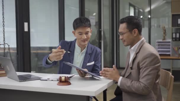 Avukatlar Hukuki Danışmanlar Asyalı Işadamı Yatırımcılar Beyin Fırtınalarıyla Olan Sözleşmesinin — Stok video