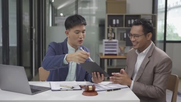 弁護士 法律顧問 アジアのビジネスマンは 取引の詳細を説明 投資家とのビジネス契約とブレインストーミング 共同契約に署名する前に文書にメモを作る — ストック動画