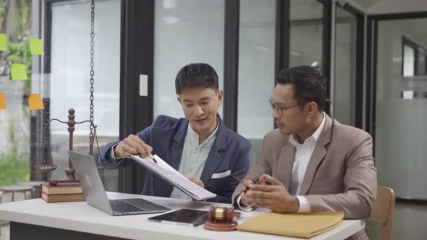 弁護士 法律顧問 アジアのビジネスマンは 取引の詳細を説明 投資家とのビジネス契約とブレインストーミング 共同契約に署名する前に文書にメモを作る — ストック動画