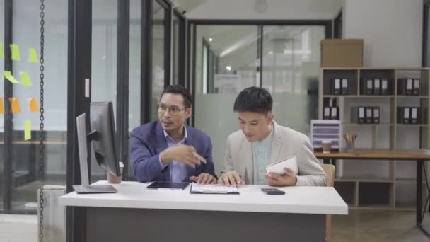Reunión Dos Abogados Masculinos Asiáticos Que Explican Situación Legal Hombre — Vídeos de Stock