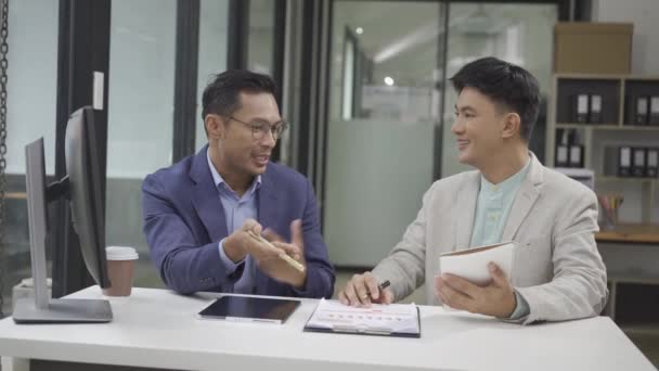 Treffen Zweier Asiatischer Männlicher Anwälte Die Die Rechtliche Situation Erläutern — Stockvideo