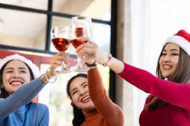 Üç Asyalı kız şirket partisinde eğleniyor. Yılbaşını şampanyayla ve evde pizza yiyerek kutluyorlar. Arkadaşlarla bir tatil partisinin neşesi