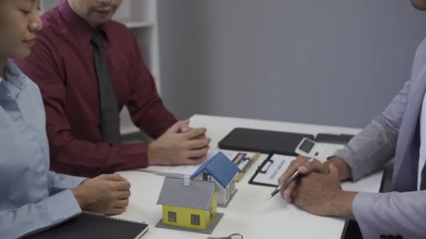 Брокер Нерухомості Показує Подробиці Будинку Файлі Молодій Азіатській Парі Яка — стокове відео