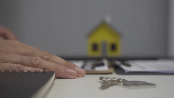 Corretor Imobiliário Mostrando Detalhes Casa Seu Arquivo Para Jovem Casal — Vídeo de Stock
