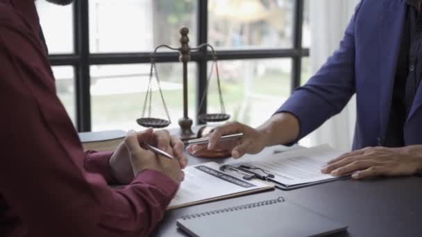 与律师的商务会议男律师与客户之间的磋商商人 律师事务所 — 图库视频影像