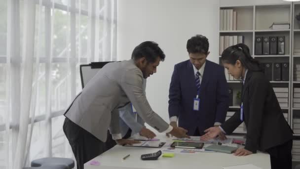 Επιτυχημένη Ασιατική Επιχειρηματική Ομάδα Χειραψία Γιορτάζει Την Καλή Δουλειά Ενώ — Αρχείο Βίντεο