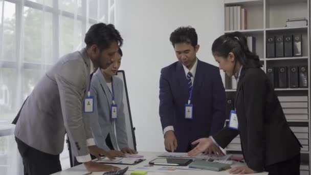 Úspěšné Asijské Obchodní Tým Handshake Slaví Dobrou Práci Při Potřesení — Stock video