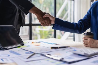 İş adamı ortaklarla tokalaşıyor. Karşılama, birleşme, iş girişimi konsepti, yatırım, takım çalışması ve başarılı bir iş. uzak resim