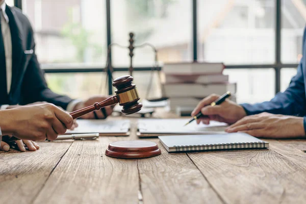 男性弁護士または裁判官コンサルティングまたはオフィスミーティングでクライアントとの契約文書を議論 新しいクライアントと法的手続きを説明する法的アドバイスを共有 — ストック写真