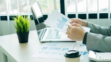 İç kontrol sistemini, muhasebe firmasını, ev faturalarını ya da mali dökümanları kontrol ederken dizüstü bilgisayarda çalışan muhasebeciyi doğrulamak için mali tabloları inceleyen iş analizi ekibi.