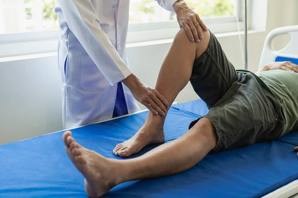 Médico Fisioterapeuta Trabaja Para Monitorear Tratamiento Las Rodillas Piernas Lesionadas Imagen de stock