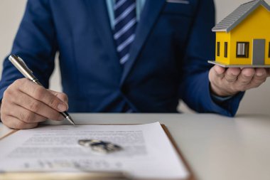  Emlak kralı küçük bir ev sahibi, emlak komisyoncusu. İkametgah kira sözleşmesi bir ev almayı, bir mülk kiralamayı teklif ediyor. Uzak Resim