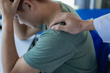 Küçük işletme girişimcisi, kurucu ya da serbest çalışan Asyalı bir kadın, paket kutuları ve dizüstü bilgisayarlarla çalışan başarılı bir Asyalı kadın, paketleme kutularıyla, çevrimiçi pazarlaması ve taşımacılığıyla.