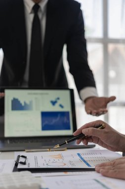 Uzaktan Görüntü A yönetim kurulu toplantısı masasında projeyi tartışıyor. Uluslararası bir şirketin iş planının geliştirilmesi için görüş. Portre Resmi