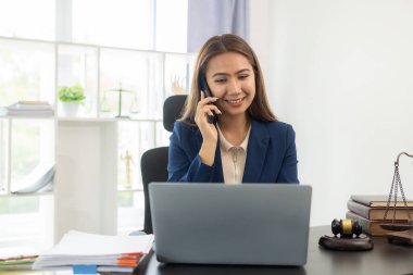 Avukat hukuk firmasında çalışıyor, sözleşmeyi hazırlıyor ve davayı kazanmak için bir çözüm bulmak amacıyla müvekkilinin dava detaylarını okuyor. Çevrimiçi Hukuki Danışmanlık Fikirleri