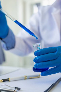 Araştırmacılar, bilim adamları tüp bebek analizinde kimya laboratuvarlarında mavi sıvılarla ya da deneysel teknolojiyle, tıbbi biyolojiyle çalışırlar. Dikey Uzaktan Resim