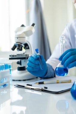 Araştırmacılar, bilim adamları tüp bebek analizinde kimya laboratuvarlarında mavi sıvılarla ya da deneysel teknolojiyle, tıbbi biyolojiyle çalışırlar. Dikey Uzaktan Resim