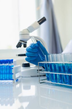 Araştırmacılar, bilim adamları tüp bebek analizinde kimya laboratuvarlarında mavi sıvılarla ya da deneysel teknolojiyle, tıbbi biyolojiyle çalışırlar. Dikey Uzaktan Resim