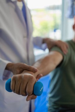 Fizik tedavi, rehabilitasyon, medikal fizyoterapi, erkek hastalar ve yaralı tembel hayvanların tedavisi, osteoporoz ve kas iltihabı rehabilitasyonu. Portre Resmi